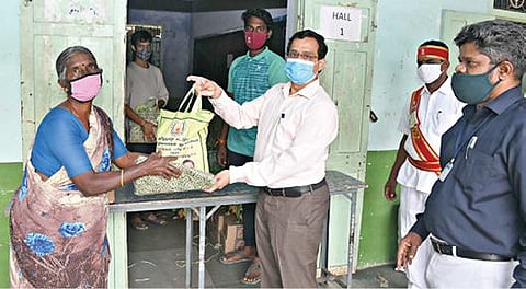 சேலம் கோட்டை அரசு ஆண்கள் மேல்நிலைப் பள்ளியில் நடைபெற்ற நிகழ்ச்சியில், கட்டுமானத் தொழிலாளர்களுக்கு ஆட்சியர் ராமன் பொங்கல் பரிசுத் தொகுப்பை வழங்கினார்.