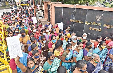 சேலம் ஆட்சியர் அலுவலகத்தில் மனு அளிக்க திரளாக வந்த மகளிர் சுய உதவிக்குழுவினர்.			                    படம்:எஸ். குரு பிரசாத்