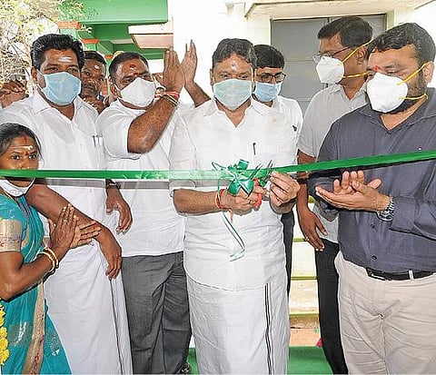 கடலூர் அருகே பாதிரிக்குப்பத்தில் தொழில்துறை அமைச்சர் எம்.சி.சம்பத் மினி கிளினிக்கை திறந்து வைத்தார். அருகில் மாவட்ட ஆட்சியர் சந்திரசேகர் சாகமூரி.