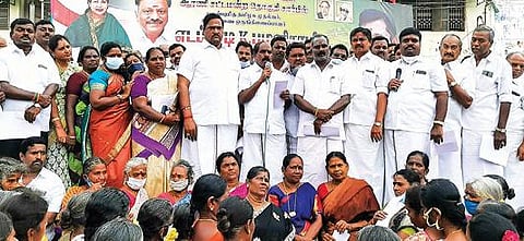 ஆரணியில் நேற்று நடந்த கண்டன ஆர்ப்பாட்டத்தில் பேசும் எம்எல்ஏ தூசி கே.மோகன்.