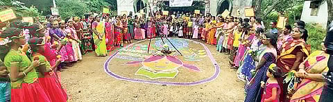 திருவண்ணாமலை அடுத்த துரிஞ்சாபுரத்தில் நடைபெற்ற சமத்துவ பொங்கல் விழாவில் பங்கேற்றவர்கள்.