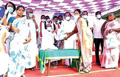 காட்டாம்பூண்டி கிராமத்தில் பொங்கல் பரிசு வழங்கிய திமுக முன்னாள் அமைச்சர் எ.வ.வேலு.