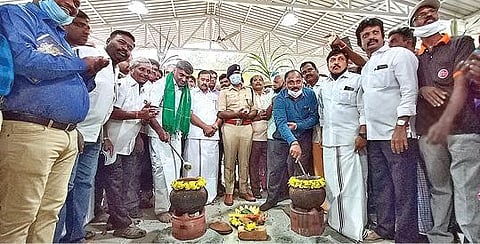 திருப்பத்தூர் ஆட்சியர் அலுவலக கூட்டரங்கில் நடைபெற்ற பொங்கல் விழாவில் அமைச்சர் கே.சி.வீரமணி மற்றும் ஆட்சியர் சிவன் அருள் ஆகியோர் பொங்கல் பானையில் பொங்கலிட்டனர். படம்:ந.சரவணன்.