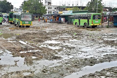 தொடர் மழை காரணமாக சகதிக்காடாக மாறியுள்ள தூத்துக்குடி தற்காலிக பேருந்து நிலையம். 				     படம்: என்.ராஜேஷ்