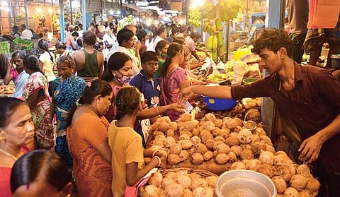 பொங்கலை முன்னிட்டு தொடர் மழைக்கு மத்தியிலும் பாளையங்கோட்டை சந்தையில் காய்கறிகளை வாங்க மக்கள் குவிந்தனர்.(வலது) சந்தையில் விற்பனைக்காக குவிக்கப்பட்டுள்ள மஞ்சள் குலைகள்.(கடைசிபடம்) தூத்துக்குடி தினசரி சந்தையில் பொங்கல் பண்டிகைக்காக குவிந்துள்ள வாழைத்தார்கள்.   படங்கள்: மு.லெட்சுமி அருண், என்.ராஜேஷ்.