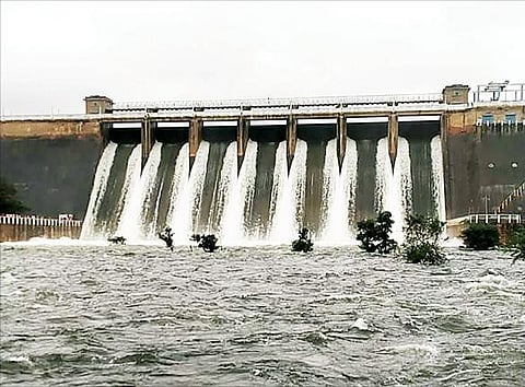 நீர்பிடிப்பு பகுதியில் பெய்த கனமழையால்  மணிமுத்தாறு அணை நிரம்பியதையடுத்து,  உபரீிநீர் 7 மதகுகள் வழியாக வெளியேற்றப்படுகிறது.