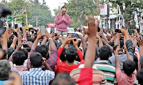 ஈரோட்டில் வணிகர்கள், பொதுமக்கள் சந்திப்பு நிகழ்ச்சியில் பங்கேற்க வந்த மக்கள் நீதி மய்யத்தின் தலைவர் கமல்ஹாசனுக்கு ரசிகர்கள் உற்சாக வரவேற்பு அளித்தனர்.