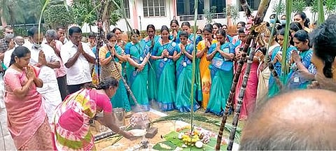 ஈரோடு வேளாளர் பொறியியல் கல்லூரியில் நடந்த பொங்கல் விழாவில், கல்லூரி செயலாளர் மற்றும் தாளாளர் எஸ்.டி.சந்திரசேகர் உள்ளிட்டோர் பங்கேற்றனர்.