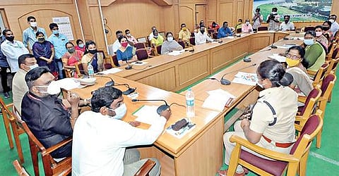 ஈரோடு மாவட்ட ஆட்சியர் அலுவலகத்தில் குழந்தைகள் பாதுகாப்பு தொடர்பாக நடந்த ஆலோசனைக் கூட்டத்தில் குழந்தைகள் உரிமைகள் பாதுகாப்பு ஆணைய உறுப்பினர் சு.பு. ஆனந்த் பேசினார்.