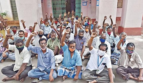 நிலுவை சம்பளம் மற்றும் பொங்கல் கருணைத் தொகை வழங்க வலியுறுத்தி, சேலம் மாநகராட்சி அஸ்தம்பட்டி மண்டல அலுவலகம் முன்பு தர்ணாவில் ஈடுபட்ட மாநகராட்சி பொறியாளர் பிரிவு அடிப்படை பணியாளர் சங்கத்தினர்.  	           படம்: எஸ்.குரு பிரசாத்