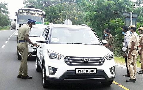 மரக்காணம் அருகே கைப்பானி குப்பம் அருகே வந்த வாகனங்களை போலீஸார் சோதனை மேற்கொண்டனர்.