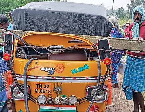 வானூர் அருகே ஆட்டோமீது முறிந்து விழுந்த மின் கம்பம்.