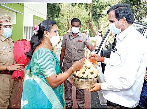 காஞ்சிபுரம் வந்த  மத்திய நுகர்வோர் விவகாரங்கள், உணவு மற்றும் பொது விநியோகத் துறை இணை அமைச்சர் ராவ்சாஹேப்புக்கு பூங்கொத்து கொடுத்து வரவேற்கிறார் ஆட்சியர் மகேஸ்வரி.