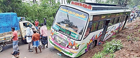 தஞ்சாவூர் அருகே வரகூரில் நேற்று மின்கம்பியில் உரசியதால் விபத்துக்குள்ளான  தனியார் பேருந்து.