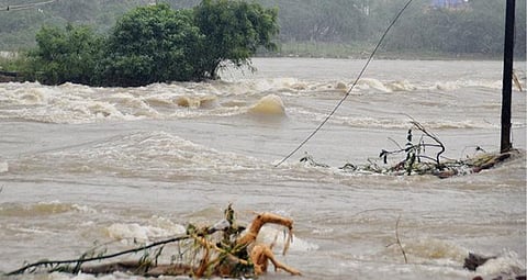 திருநெல்வேலியில் ஆற்றின் நடுவே இருக்கும், குறுக்குத்துறை சுப்பிரமணிய சுவாமி கோயிலைச் சூழ்ந்து வெள்ளம் ஓடியது.படங்கள்: மு. லெட்சுமி அருண், என்.ராஜேஷ்.