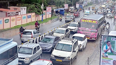 பாளையங்கோட்டை சந்தையில் பொருட்கள் வாங்க வாகனங்கள் திரண்டதால் திருச்செந்தூர் சாலையில் போக்குவரத்து நெருக்கடி அதிகமாக காணப்பட்டது. 		      படம்: மு லெட்சுமி அருண்.