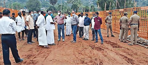 ஆத்தூர் அடுத்த கூலமேட்டில் ஜல்லிக்கட்டுப் போட்டி நடைபெறவுள்ள மைதானத்தில் நடந்து வரும் முன்னேற்பாடு பணிகளை கோட்டாட்சியர் துரை, டிஎஸ்பி இம்மானுவேல், வட்டாட்சியர் அன்புச்செழியன் உள்ளிட்டோர் ஆய்வு செய்தனர்.