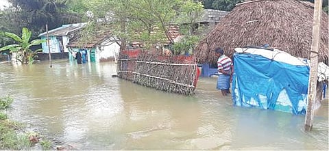 விருத்தாசலம் அருகே கம்மாபுரத்தில் குடியிருப்பு பகுதியில் மழை தண்ணீர் ஆறு போல ஓடியது.