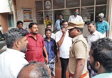 திட்டக்குடி வட்டாட்சியர் அலுவலகத்தில் போராட்டத்தில் ஈடுபட்ட தமிழக வாழ்வுரிமை கட்சியினர், விவசாயிகளிடம் அதிகாரிகள் பேச்சு வார்த்தை நடத்தினர்.