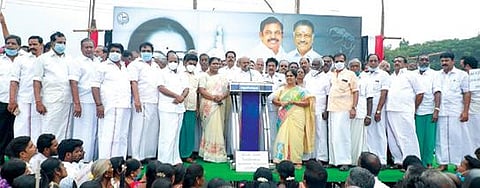 விழுப்புரத்தில் அதிமுக சார்பில் கண்டன ஆர்ப்பாட்டம் நடைபெற்றது.