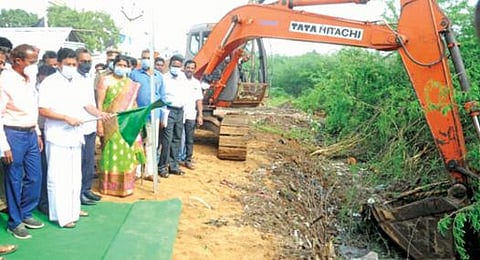விழுப்புரம் நகராட்சிக்குட்பட்ட வி.மருதூர் ஏரி சீரமைக்கும் பணியினை அமைச்சர் சி.வி. சண்முகம் தொடக்கி வைத்தார்.