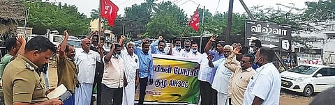 மத்திய அரசு வேளாண் சட்டங்களை திரும்பப் பெறக்கோரி  கடலூரில் நகல் எரிப்பு போராட்டம் நடைபெற்றது.