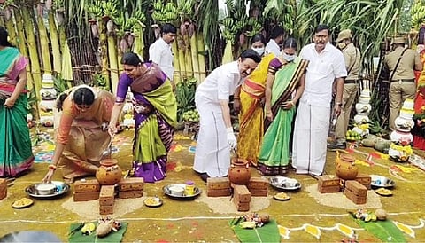 பொன்னேரி அருகே நத்தம் ஊராட்சியில் திமுக சார்பில் நடந்த சமத்துவ பொங்கல் விழாவில், திமுக தலைவர் மு.க.ஸ்டாலின், அவரது மனைவி துர்கா ஸ்டாலின் சிறப்பு விருந்தினர்களாக பங்கேற்று பொங்கல் வைத்து விழாவை கொண்டாடினர்.