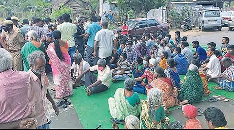 மாவட்ட ஆட்சியர் உத்தரவிட்ட பின்பும் மதுக்கடையை மூடாததால் பொதுமக்கள் சாலை மறியல்