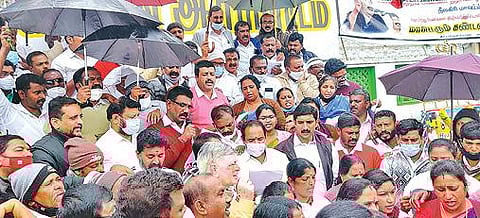 உதகையில் அதிமுக சார்பில் நடைபெற்ற கண்டன ஆர்ப்பாட்டத்தில் பங்கேற்றோர்.  படம்: ஆர்.டி.சிவசங்கர்