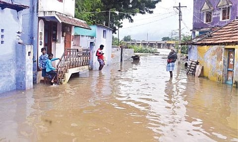 திருநெல்வேலி சந்திப்பில் தாமிரபரணி ஆற்றங்கரையில் உள்ள மீனாட்சிபுரம் அண்ணாநகருக்குள் புகுந்துள்ள வெள்ளம்.படம்: மு.லெட்சுமி அருண்