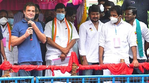 600-க்கும் மேற்பட்ட காளைகள் சீறிப் பாய்ந்த அவனியாபுரம் ஜல்லிக்கட்டு: ராகுல் காந்தி, உதயநிதி ஸ்டாலின் கண்டுகளித்தனர்