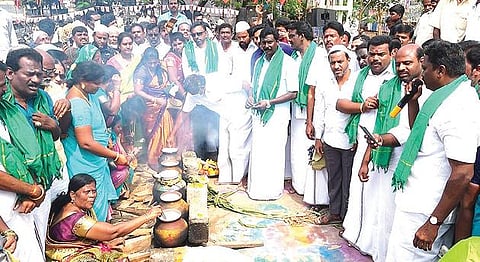 வேலூரில் நடைபெற்ற சமத்துவ பொங்கல் விழாவை தொடங்கி வைத்த முன்னாள் அமைச்சர் முக்கூர். என்.சுப்பிரமணியன். அருகில், மாவட்டச்செயலாளர் எஸ்.ஆர்.கே.அப்பு, பொருளாளர் எம்.மூர்த்தி உள்ளிட்டோர்.