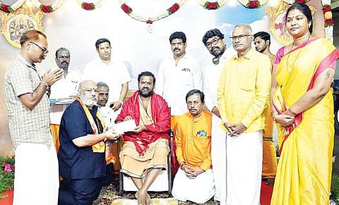 ராமஜென்ம பூமி நிதிக்குழுவினரிடம் ரூ.1 லட்சம் நிதி வழங்கிய  சக்தி அம்மா.