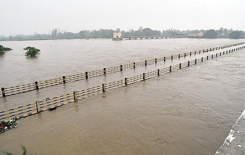 தொடர் மழையால் தூத்துக்குடி மாவட்டத்தில்  கடும் பாதிப்பு வீடுகளுக்குள் தண்ணீர் புகுந்ததால் 1,500 பேர் முகாம்களில் தங்க வைப்பு