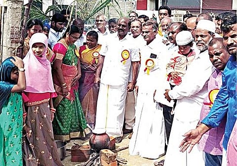 மாமல்லபுரம் தமிழ்நாடு விடுதி வளாகத்தில் சுற்றுலாத் துறை சார்பில் நடைபெற்ற பொங்கல் விழாவில் மாவட்ட ஆட்சியர் ஜான்லூயிஸ் உள்ளிட்ட பலர் கலந்துகொண்டனர்.