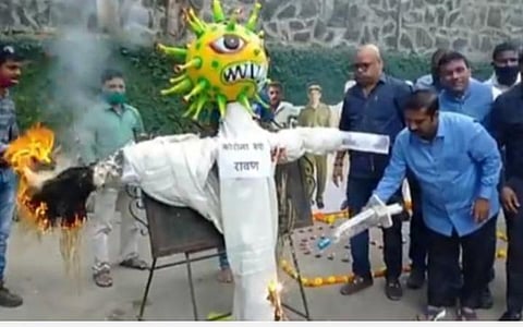 மும்பையில் கரோனா வைரஸ் ராவணன் உருவ பொம்மையை எரித்துக் கொண்டாடும் பாஜகவினர்.