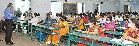 வேலூர் அண்ணா சாலையில் உள்ள அரசினர் முஸ்லிம் மேல்நிலை பள்ளியில், மாவட்ட முதன்மை கல்வி அலுவலர் குணசேகரன் தலைமையில் பள்ளிகள் திறப்பது தொடர்பாக அரசு, தனியார் பள்ளி தலைமை ஆசிரியர்கள் மற்றும் உதவி தலைமை ஆசிரியர்களுடன் ஆலோசனை கூட்டம் நடந்தது. படம்: வி.எம்.மணிநாதன்.