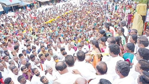 உதயநிதி ஸ்டாலினை கண்டித்து சங்கரன்கோவிலில் அதிமுக சார்பில் நடைபெற்ற ஆர்ப்பாட்டத்தில் அமைச்சர் வி.எம்.ராஜலெட்சுமி பேசினார்.