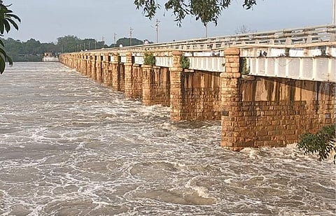 தாமிரபரணி ஆற்றில் தூத்துக்குடி மாவட்டம் வைகுண்டம் அணையை தாண்டி நேற்று 33,000 கன அடி தண்ணீர் கடலை நோக்கி சீறிப்பாய்ந்து சென்றது.