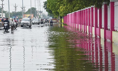 தூத்துக்குடி- பாளையங்கோட்டை சாலையில் எம்ஜிஆர் பூங்கா பகுதியில் குளம்போல தேங்கி நிற்கும் தண்ணீர்.(வலது) தூத்துக்குடி ஜார்ஜ் சாலை சந்திப்பு பகுதியில் தேங்கியுள்ள மழைநீரில் பாஜகவினர்  வாழைக்கன்று நட்டு  போராட்டம் நடத்தினர்.படங்கள்: என்.ராஜேஷ்