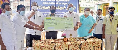 ஈரோடு சூளை மல்லிகை நகரில் சக்திதேவி அறக்கட்டளை, நடுநகர் அரிமா சங்கம் சார்பில் தொடங்கப்பட்ட பசிப்பிணி போக்கும் திட்டத்திற்கு சக்தி மசாலா நிறுவனங்களின் மேலாண்மை இயக்குநர் டாக்டர் பி.சி.துரைசாமி மற்றும் இயக்குநர் டாக்டர் சாந்தி துரைசாமி ஆகியோர் ஓராண்டுக்கான செலவுத் தொகை  ரூ.4,36,800-க்கான காசோலையை, சங்கத் தலைவர் அரிமா திலகரிடம் வழங்கினர்.