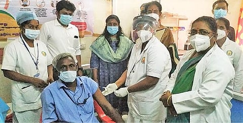 கள்ளக்குறிச்சி மாவட்டத்தில் கரோனா தடுப்பூசி போடும் பணியை பார்வையிடும் ஆட்சியர் கிரண்குராலா.