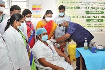 காஞ்சிபுரம் அரசு தலைமை மருத்துவமனையில் கரோனா தடுப்பூசி போடும் பணிகளை மாவட்ட ஆட்சியர் மகேஸ்வரி ஆய்வு செய்தார்.