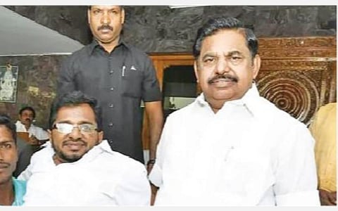 முதல்வரின் வீட்டில் அவரைச் சந்தித்து வாழ்த்து பெற்ற சாந்தகுமார்.