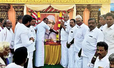 முன்னாள் முதல்வர் எம்ஜிஆரின் 104-வது பிறந்தநாளையொட்டி, அரக்கோணத்தில் எம்ஜிஆர் உருவப்படத்துக்கு அரக்கோணம் சட்டப்பேரவை உறுப்பினரும், ராணிப்பேட்டை அதிமுக மாவட்ட செயலாளருமான சு.ரவி மாலை அணிவித்து மரியாதை செலுத்தினார். அடுத்த படம்: வேலூர் பழைய மாநகராட்சி அலுவலக வளாகத்தில் உள்ள எம்ஜிஆர் உருவச்சிலைக்கு மாநகர மாவட்ட செயலாளர் எஸ்.ஆர்.கே. அப்பு மாலை அணிவித்து மரியாதை செலுத்தினார். அருகில், மாவட்ட பொருளாளர் எம். மூர்த்தி உள்ளிட்டோர்.