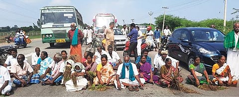 சிதம்பரம் புறவழிச்சாலையில் முளைத்த நெற்பயிருடன் விவசாயிகள் மறியல் போராட்டத்தில் ஈடுபட்டனர்.