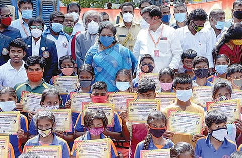 சென்னை தாம்பரத்தை அடுத்த பீர்க்கன்கரணையில் உள்ள தனியார் பள்ளியில் உலக சிலம்பம் விளையாட்டு சங்கம் மற்றும் தனியார் பள்ளிகளின் ஒருங்கிணைந்த விளையாட்டு கூட்டமைப்பு சார்பில் எம்ஜிஆர் பிறந்தநாள் விழா நேற்று கொண்டாடப்பட்டது. போட்டிகளில் வென்று சான்றிதழ் பெற்ற மாணவ, மாணவியருடன் தெலங்கானா ஆளுநர் தமிழிசை சவுந்தரராஜன்.  படம்: எம்.முத்துகணேஷ்.