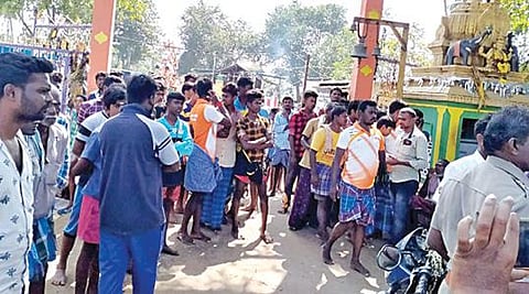 அலங்காநல்லூரில் ஜல்லிக்கட்டு விழா கமிட்டி அலுவலகத்தை முற்றுகையிட்ட மக்கள்.