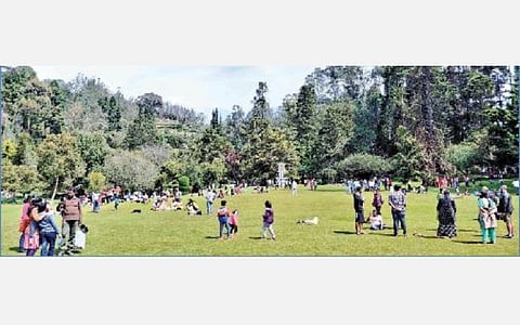 தொடர் விடுமுறையால் நீலகிரி மாவட்டம் உதகை அரசு தாவரவியல் பூங்காவில் திரண்ட சுற்றுலாப் பயணிகள். படம்: ஆர்.டி.சிவசங்கர்