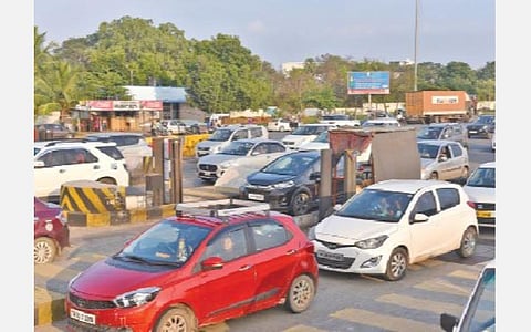 பொங்கல் பண்டிகை விடுமுறை முடிந்து, நேற்று பலர் சொந்த ஊர்களில் இருந்து பணிபுரியும் ஊர்களுக்கு இருசக்கர மற்றும் நான்கு சக்கர வாகனங்களில் திரும்பியதால்,  சேலம் கருப்பூர் சுங்கச் சாவடியில் நீண்ட வரிசையில் அணிவகுத்து நின்ற கார்கள்.	       படம்: எஸ். குரு பிரசாத்